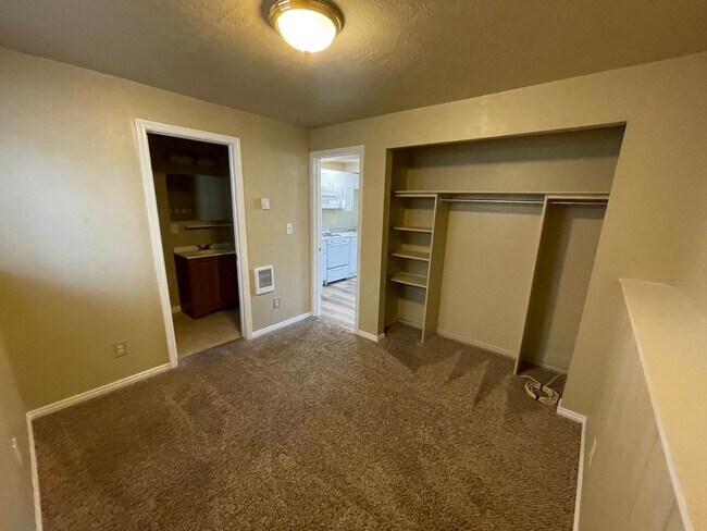Building Photo - One bed Apartment in Amazing location!