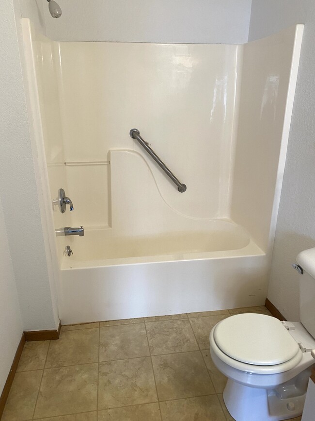 Baño completo - Oakwood Terrace Apartments