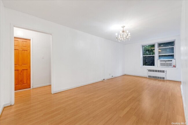 Foto del edificio - 105-33-105-66 66th Ave