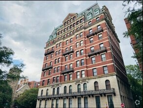 Building Photo - 483 Beacon St