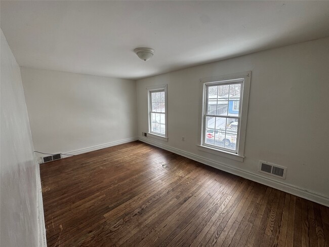 Building Photo - 54 Mary St