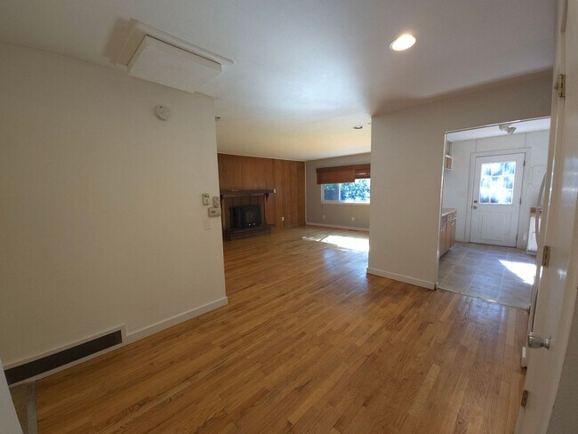 Building Photo - 5 bed 3 bath home in Boulder