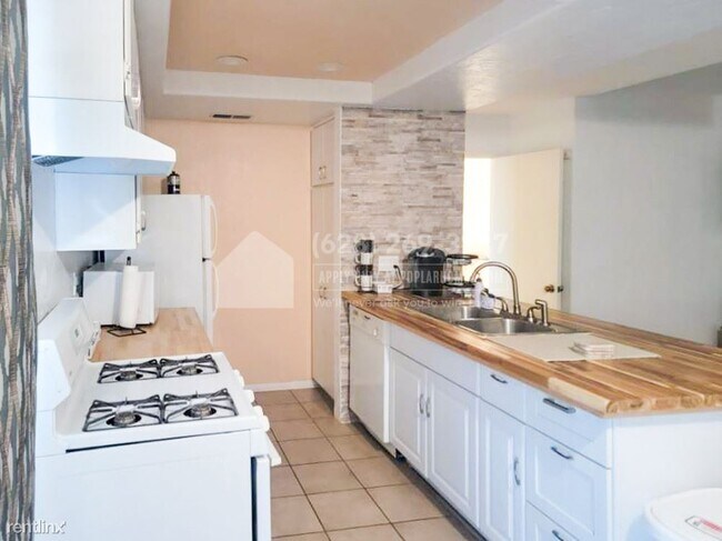 Building Photo - 2 br, 2 bath House - 1 Lakeview Circle -