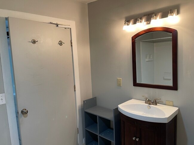 Building Photo - 118 Elles Ave