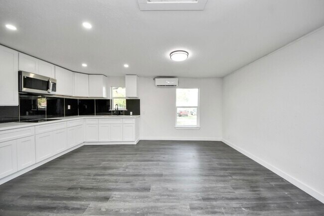 Building Photo - 7640 Broadview Dr