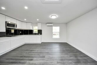 Building Photo - 7640 Broadview Dr