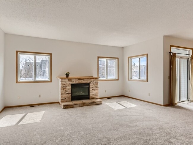 Building Photo - Stunning Woodbury Townhome -- NEW CARPET A...