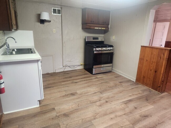 Foto del edificio - 5808 Curry Rd