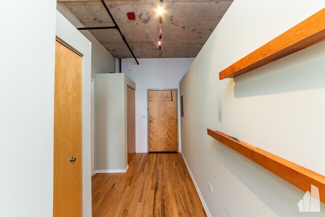 Building Photo - 6 S Laflin St