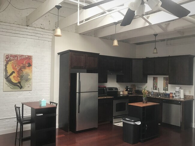 Foto del edificio - 225 N Peters St