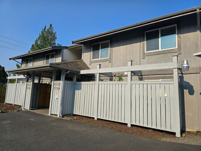 Foto del edificio - Upper Floor 2 Bedroom with Carport