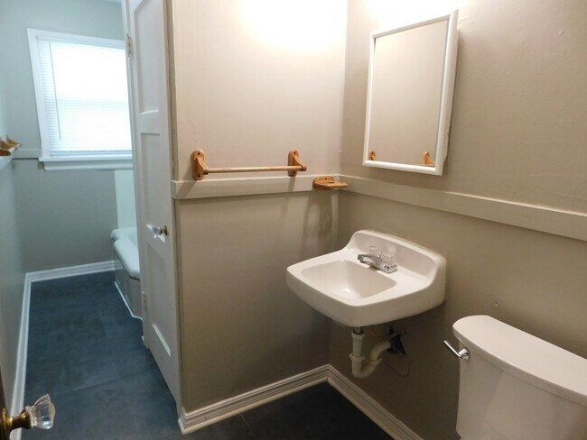 Foto del edificio - 1 Bedroom duplex in Augusta, w/ Ramp!