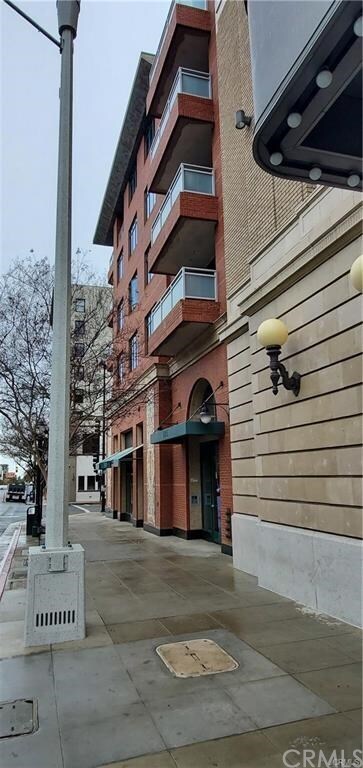 Foto del edificio - 125 N Raymond Ave