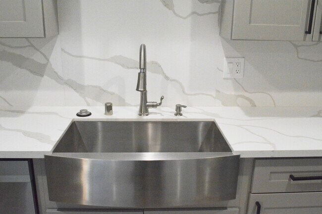 Premium Deep Stainless Steel APRON Sink, Soap Dispenser, Disposer and PFISTER Pull-Out Faucet - 4271 Panorama Dr