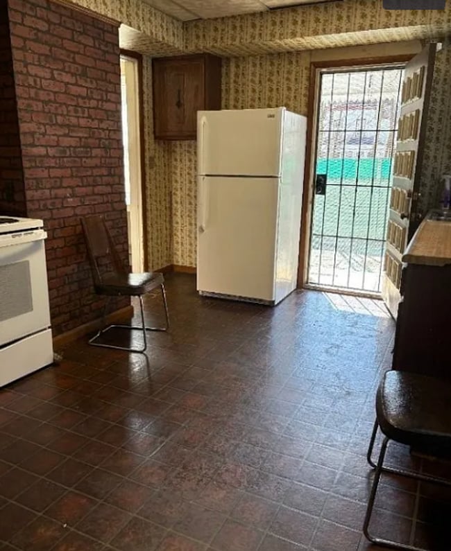 Building Photo - 10814 Hull Ave