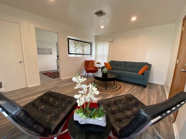 Living Room - 520 S Inglewood Ave
