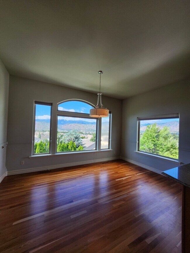 Foto del edificio - 718 Briarwood Dr