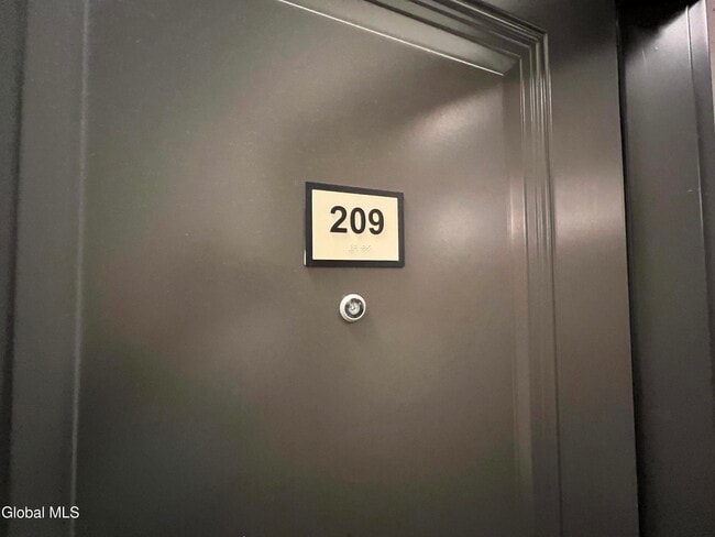 Foto del edificio - 733 Broadway