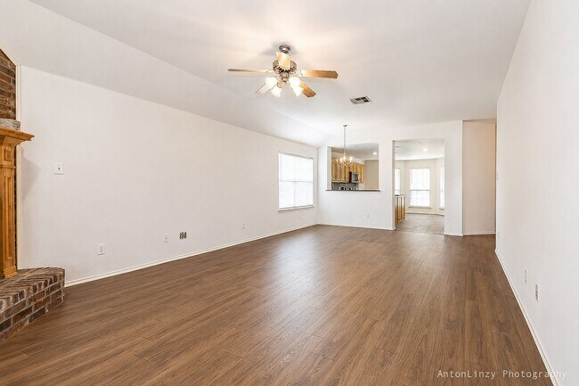 Building Photo - $1,950 3 Bed/2 Bath/2 Garage Ready for Move-in Home in Woodland Creek
