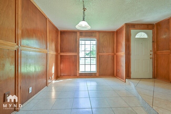 Building Photo - 712 Meadowglen Dr