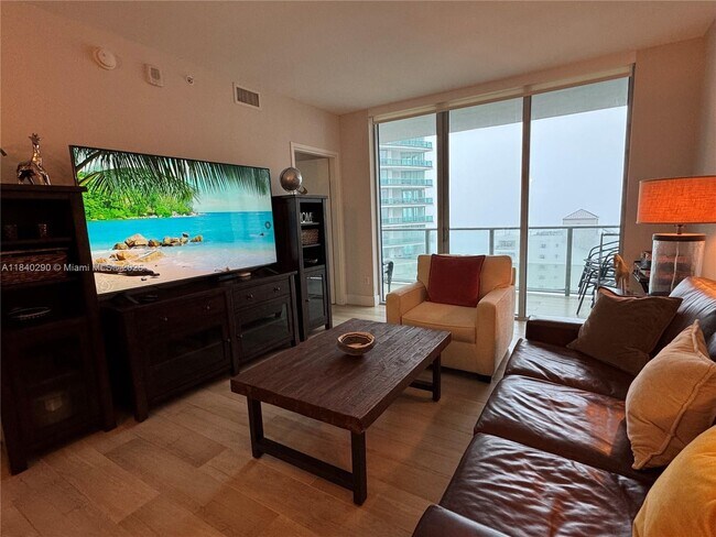 Foto del edificio - 1300 Brickell Bay Dr