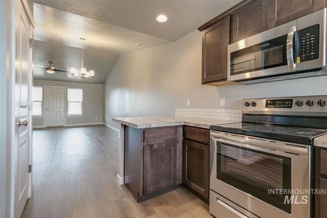 Foto del edificio - 3 bedroom 2 bath duplex near Settlers Park!