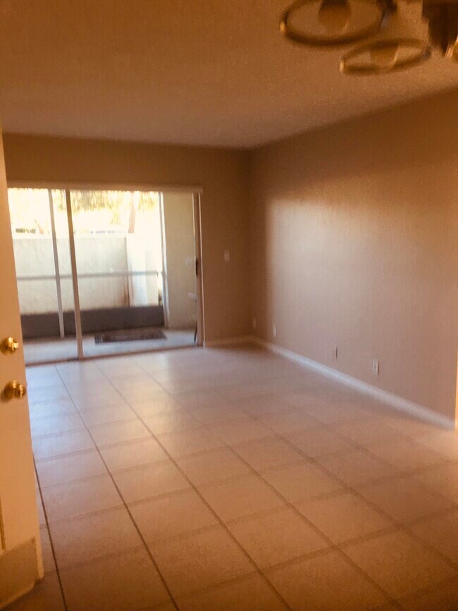 Building Photo - 1500 SE Royal Green Cir