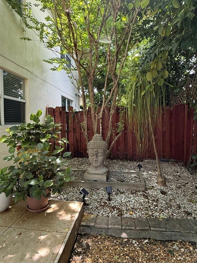 Foto principal - 530 NE 15th Ct