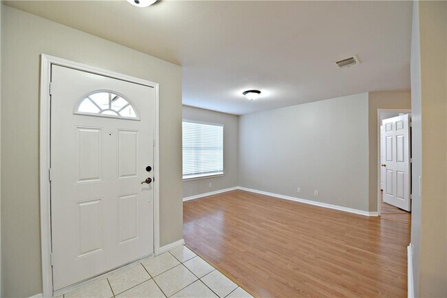 Building Photo - 209 N Kings Canyon Dr