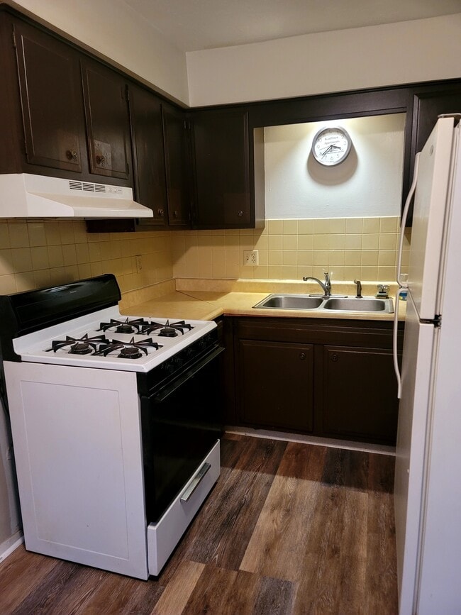 Kitchen - 105 College Park Ct