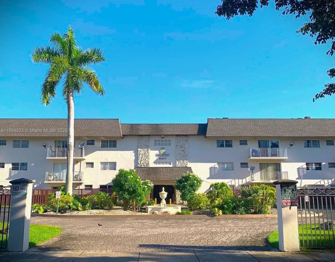 Foto principal - 8475 SW 94th St