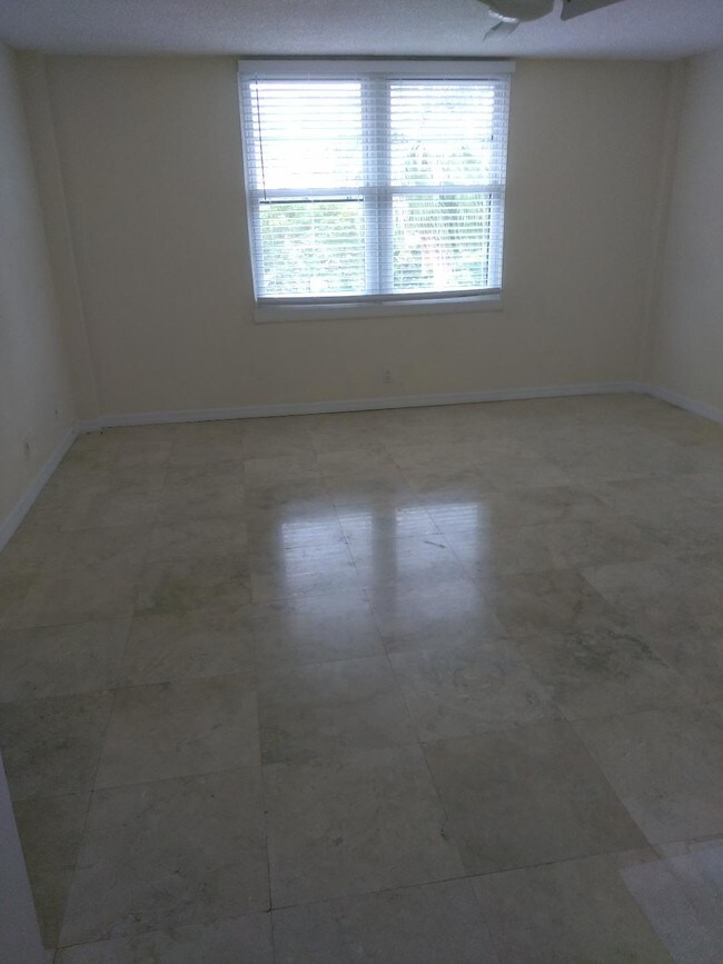 Living Room - 3000 N Ocean Blvd