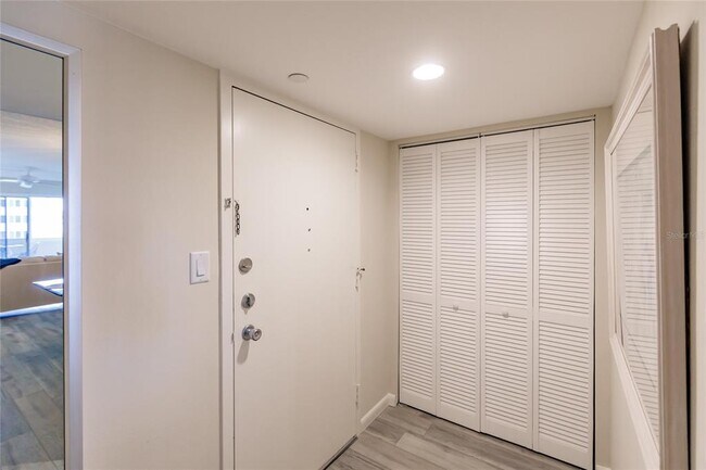 Building Photo - 1055 W Peppertree Dr