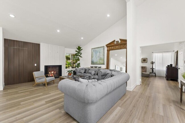 Building Photo - 3515 Lomas Serenas Dr