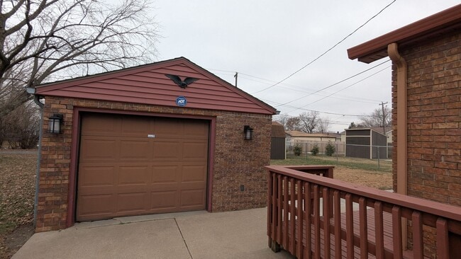 Foto del edificio - Well maintained 50s home with gorgeous kitchen