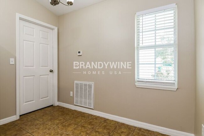 Foto del edificio - Happy New Year! Move in by 1/15 and get Fe...