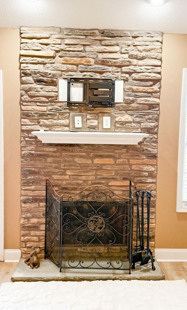 Foto del edificio - 3 Bedroom 2 Bathroom home! Large Fenced in Backyard!