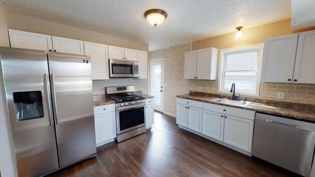 Building Photo - 11365 Stinson Ave
