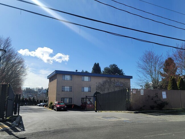 Building Photo - Tukwila area - Studio apartment in Gated c...