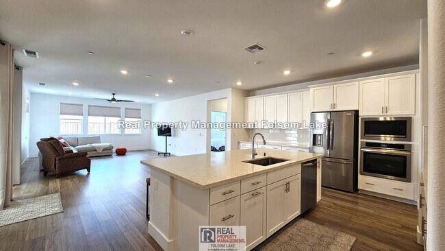 Foto del edificio - 55+ Active Community - Single-Story Luxury Home | Open Space Views | Solar + EV Charger | Steps t...