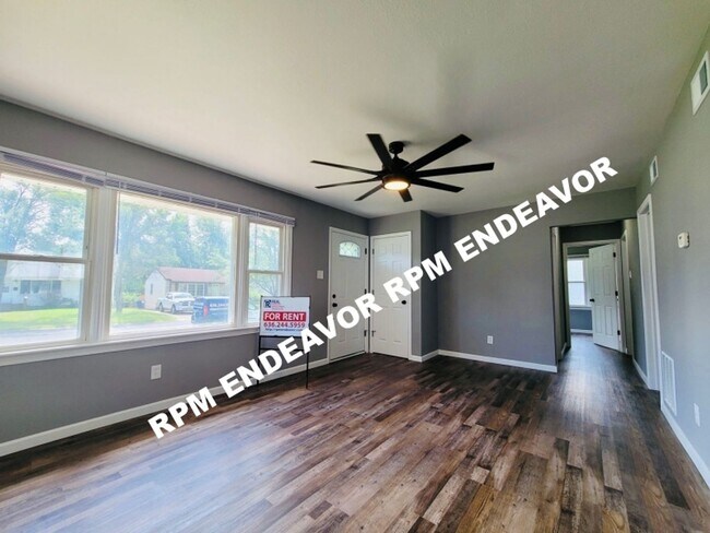 Building Photo - Beautifully Updated 3Bd 1BA Home!!! Won't ...