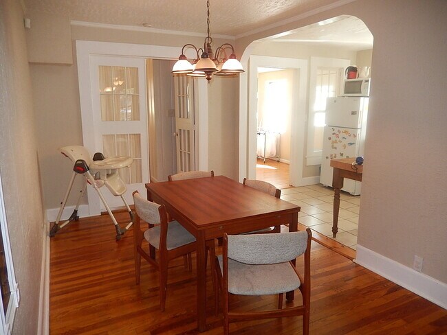 Building Photo - DOWNTOWN 3/1 w/ Wood Floors, Fenced Yard, ...