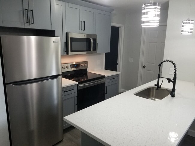 Building Photo - Three-Bedroom Home Near Lake Howard in Win...