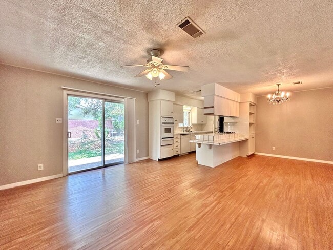 Building Photo - 3 Bed, 2 Bath Home – Fully Equipped & Move...