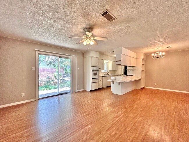 Foto del edificio - 3 Bed, 2 Bath Home – Fully Equipped & Move...
