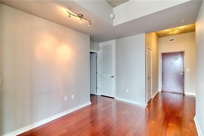 Building Photo - 360 Nueces St