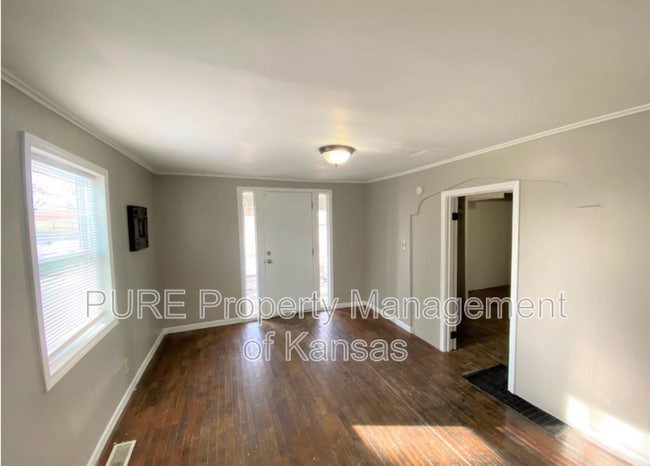 Building Photo - 204 SW Macvicar Ave