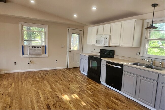 Building Photo - 12484 Rousby Hall Rd