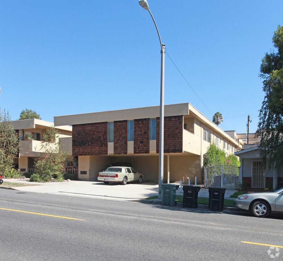 Primary Photo - 558 E Magnolia Blvd