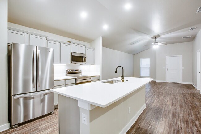 Building Photo - Beautiful 3/2/2 Tiffany Floor Plan